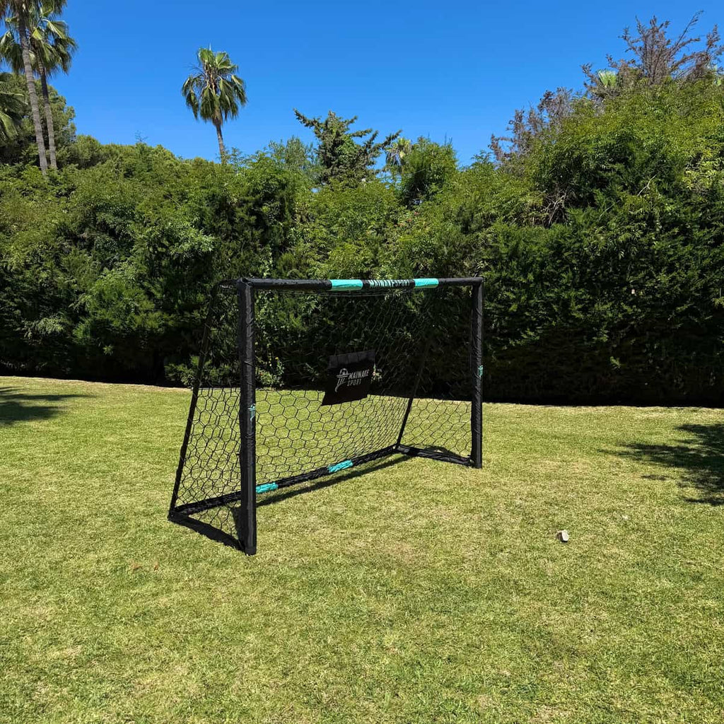 Porteria de fútbol de perfil con cubre palos y protección antigolpes