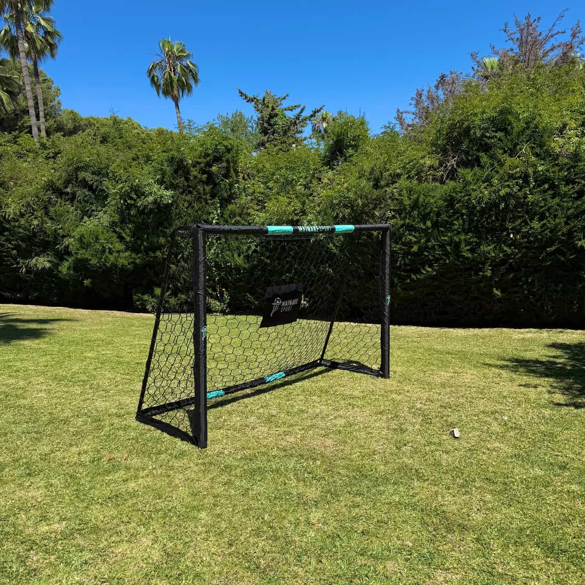 Porteria de fútbol de perfil con cubre palos y protección antigolpes