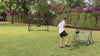 Niños entrenando fútbol en un jardín con la portería Hércules, el reboteador Kairós y la red multideporte Euribia de Mainake Sport